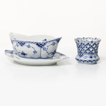 Royal Copenhagen, Servisdelar, 15 delar, porslin, "Musselmalet" halvblond respektive helblond, 1900-tal.