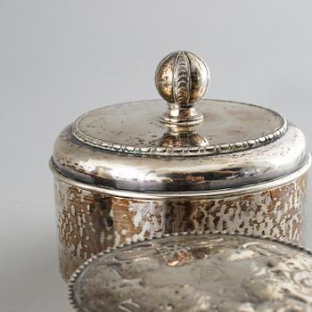 Three silver items from the 19th and 20th century. Weight 349 g.