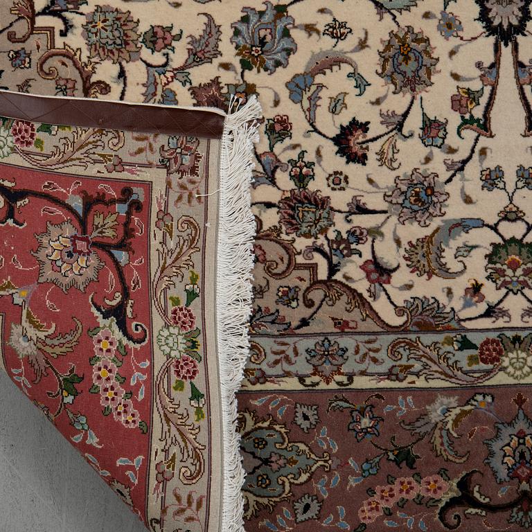 Carpet, Tabriz, 303 x 203 cm.