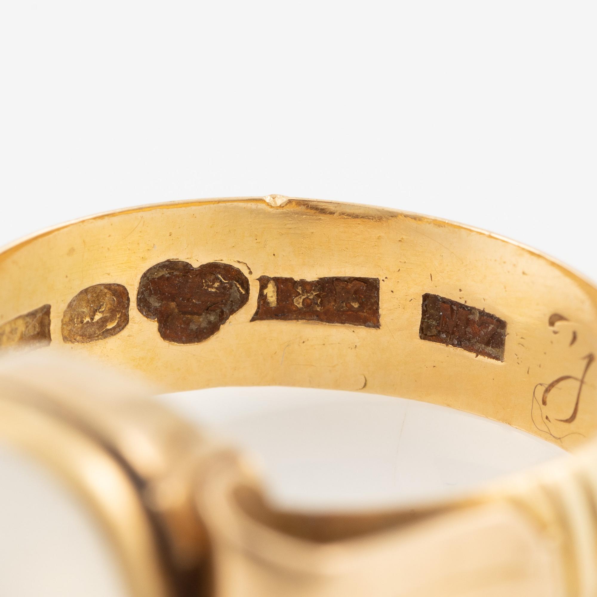 Ring in 18K gold set with a cabochon-cut moonstone.