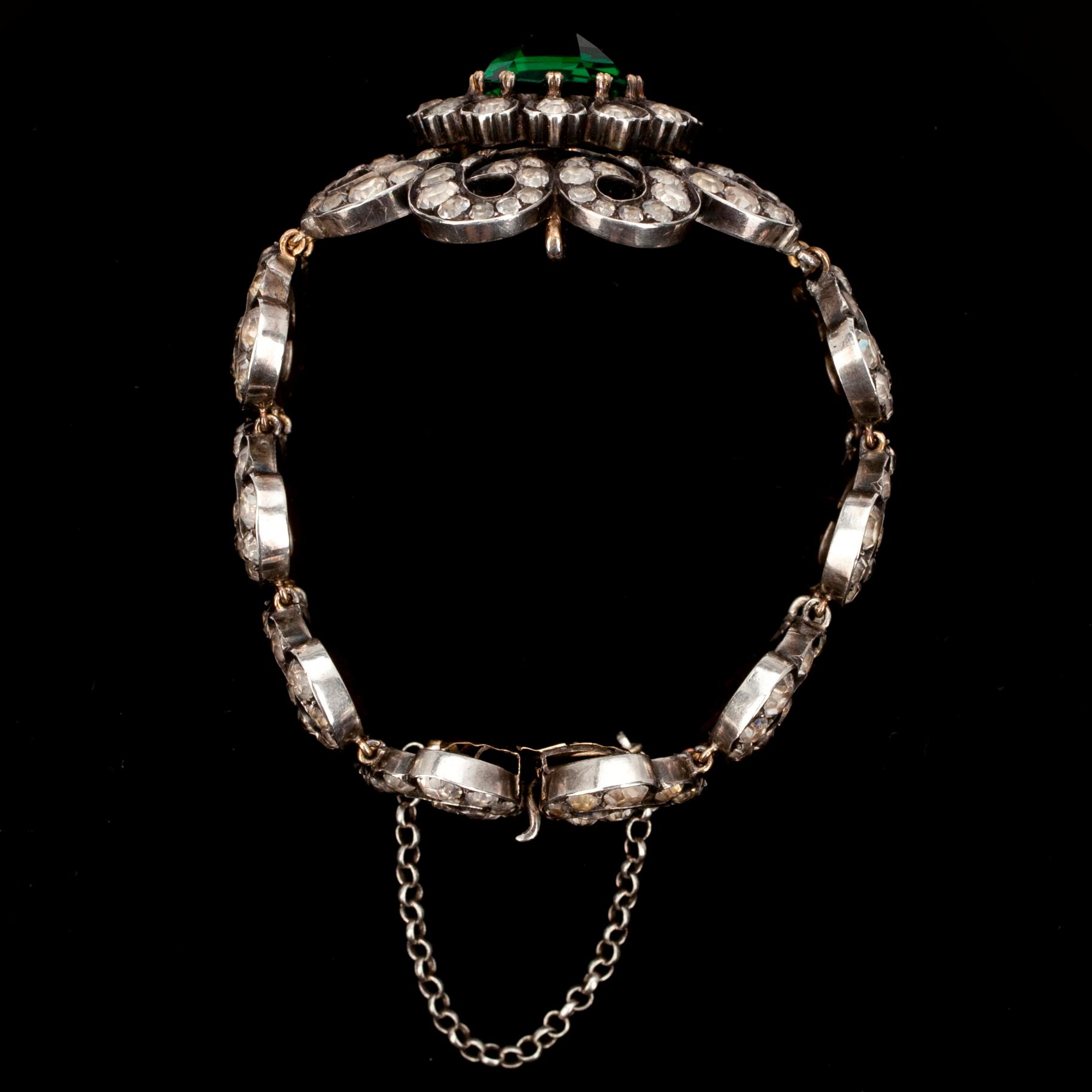ARMBAND, silver, grön glassten och pastestenar. Frankrike 1930/40-tal. Förgylld insida. Vikt 57,4 g.