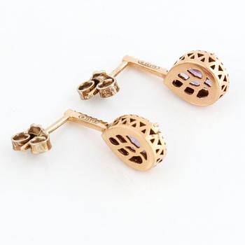 ÖRHÄNGEN, med ametister ca 2.50 ct och briljantslipade diamanter ca 0.15 ct.