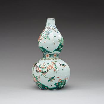 A famille verte calabash shaped vase, late Qing dynasty / early Republic.