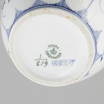 Royal Copenhagen, kaffeservis, 16 delar, porslin, "Musselmalet", Danmark, mestadels 1889-1922.