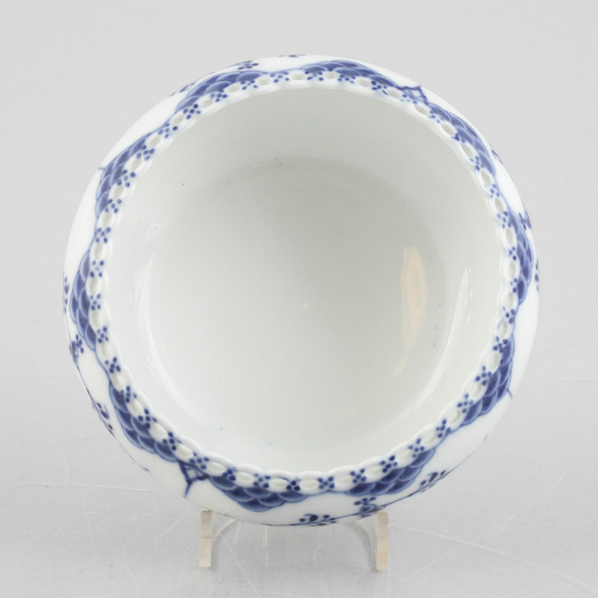 A 'Blue Fluted Full Lace' / 'Musselmalet' porcelain bowl, model 1183, 1898-1923.