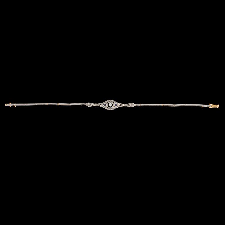 ARMBAND, 18k guld, fasettslipad diamant ca 0.08 ct, 2 blå safirer samt rosenstenar, 1900-talets första hälft. Vikt 8 g.