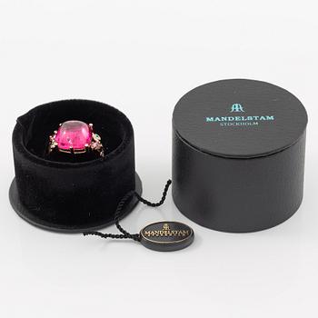 Ring, Mandelstam, 18K gold with cabochon-cut rubelite (tourmaline) and brilliant-cut diamonds and tourmalines.