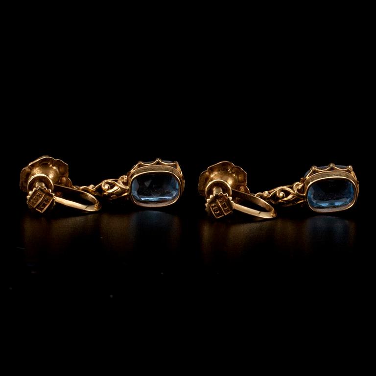ÖRHÄNGEN, 18K guld, topaser. Vikt 3,6 g.