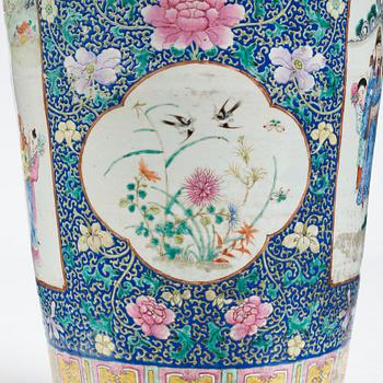Praktvas, porslin. Qingdynastin, 1800-tal.