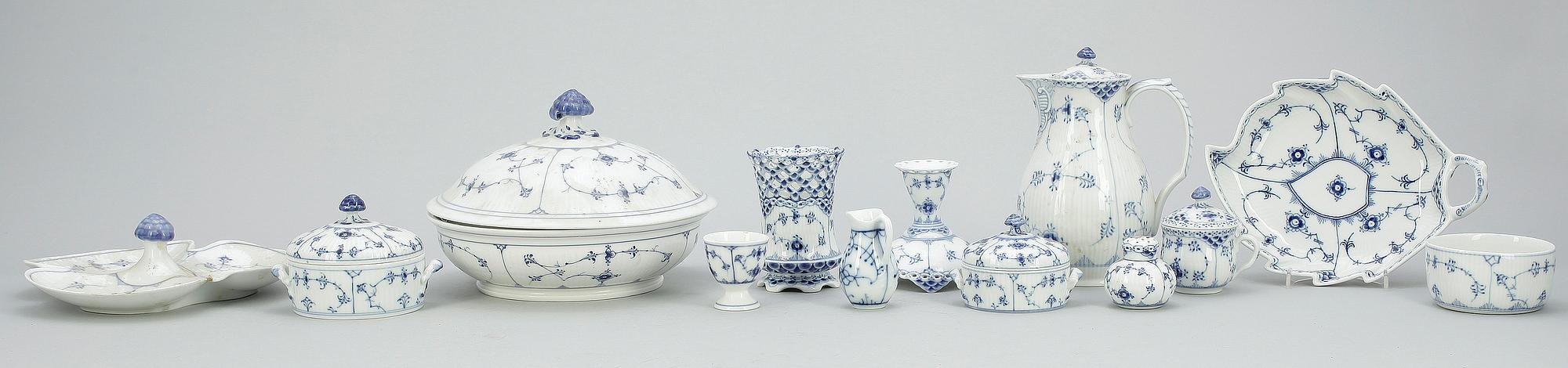 SERVISDELAR, 49 delar, porslin, "Musselmalet", Royal Copenhagen samt Bing & Gröndahl.