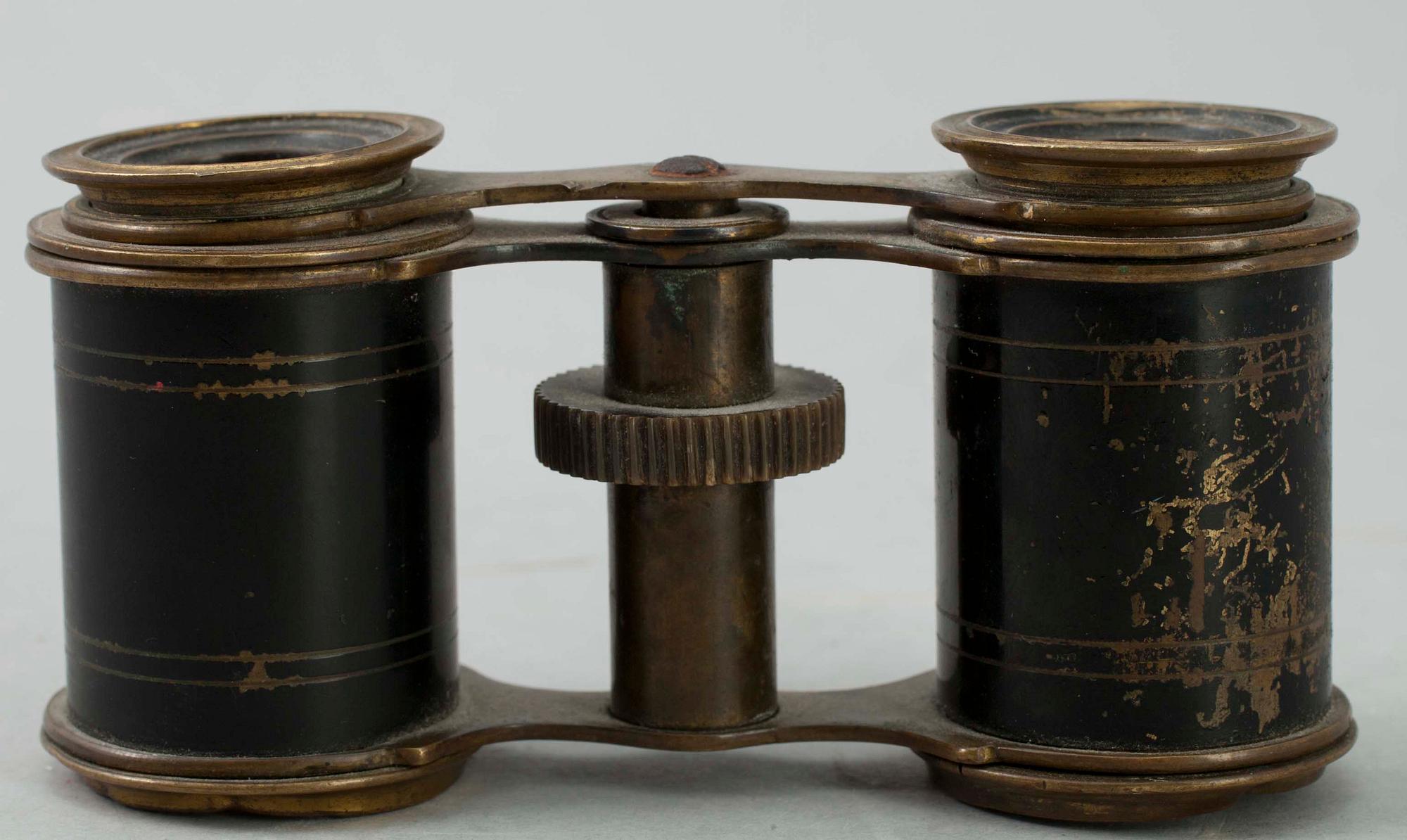 KIKARE 3 st, bl.a. en tubkikare, trä och mässing, London, ca 1900.