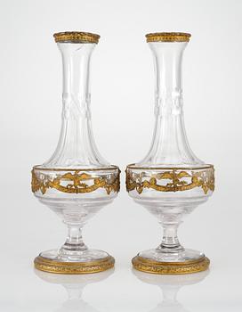 572. VASER, ett par, glas och förgylld brons. 1800-tlets andra hälft.