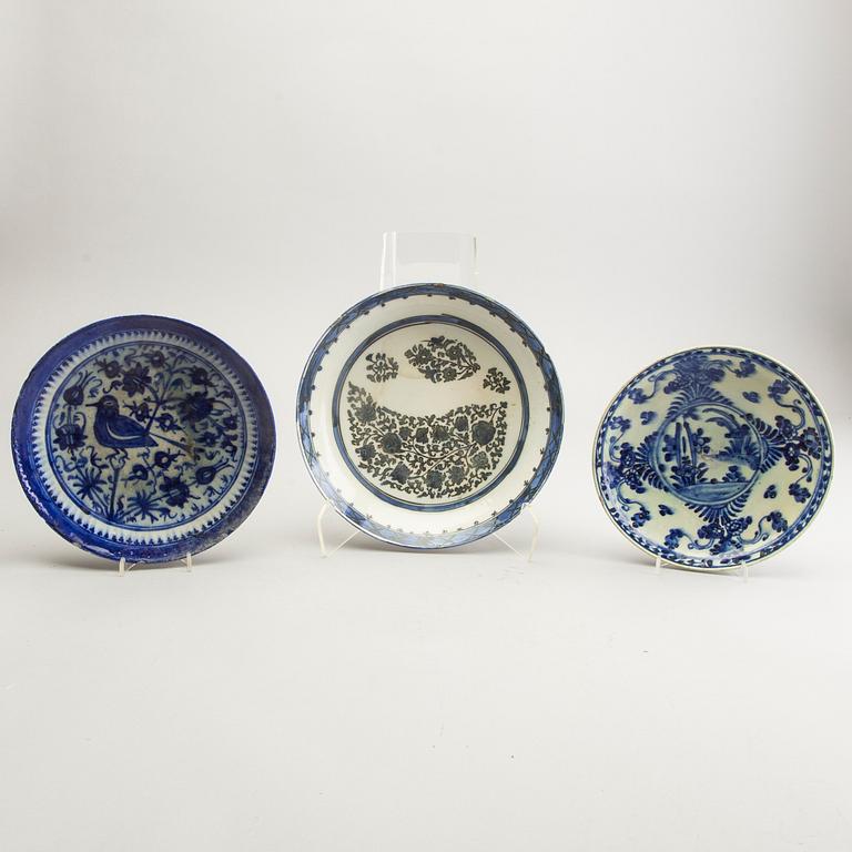 A group of Persian ceramics, 17th/19th Century.