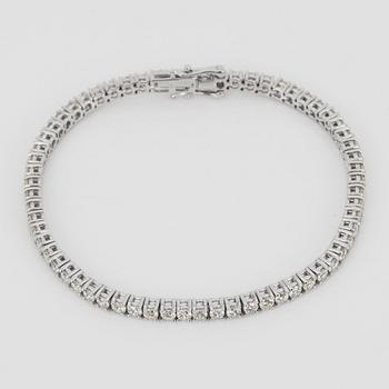 A brilliant-cut diamond bracelet, total gem weight circa 3.70 cts.