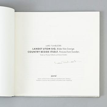 LARS TUNBJÖRK, bok/journal, "Landet utom sig", 1:a upplaga, 1993. Signerad av Lars Tunbjörk.