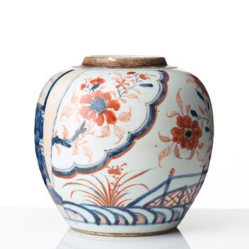 An imari jar, Qing dynasty, Kangxi (1662-1722).