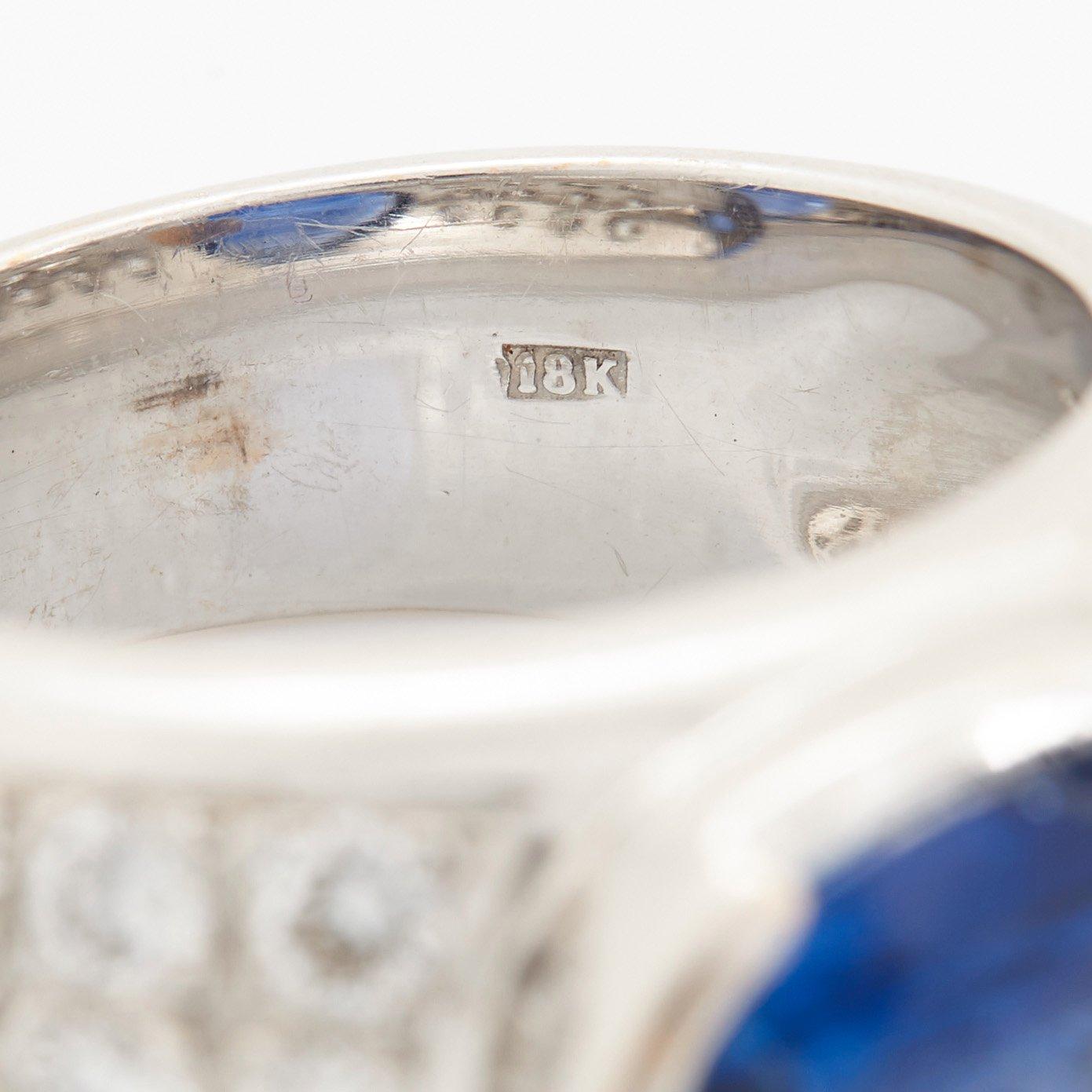 Ring 18K vitguld med en oval fasettslipad safir samt runda briljantslipade diamanter.