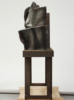 Hertha Hillfon, monumental skulptur, glaserad keramik, utförd i egen ateljé.