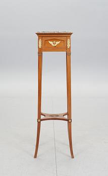 PIEDESTAL, empirestil. 1900-talets första hälft.