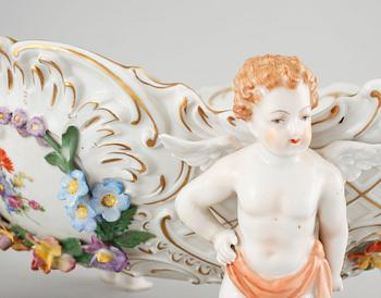 A bowl from Sächsische Porzellan Manufaktur in Dresden, first half of the 20th century.