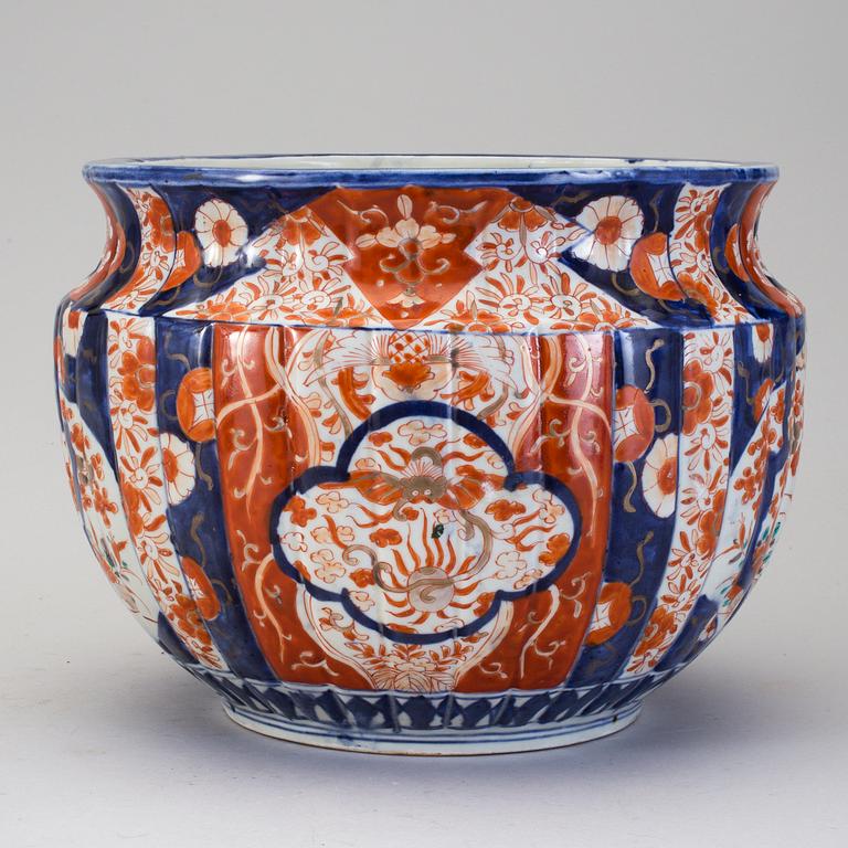 A japanese imari flower pot Meiji(1868-1912).