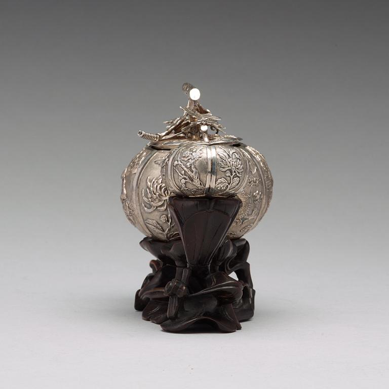 SKÅLAR MED LOCK, låghaltigt silver, Kina, 1900-talets första hälft.