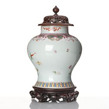 Urna, porslin. Qingdynastin, 1800-tal.