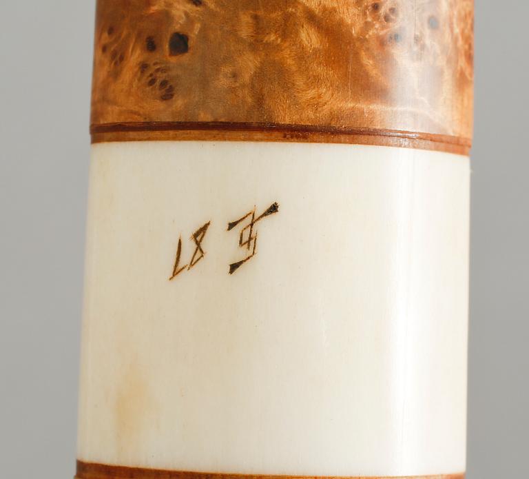 SAMEKNIVAR, 2 st, en monogramsignerad SL eller LS ochdaterad -81, 1900-tal.