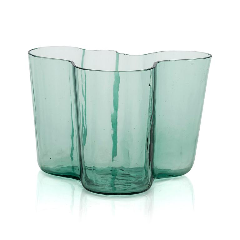 Alvar Aalto, A '9750' vase Karhula Glassworks in production 1937-1949.