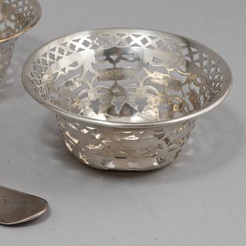 SKEDAR, 3 st, SAMT SKÅLAR, 2 st, Sverige och England, 1700, 1800 och 1900-tal. Vikt 343 g.
