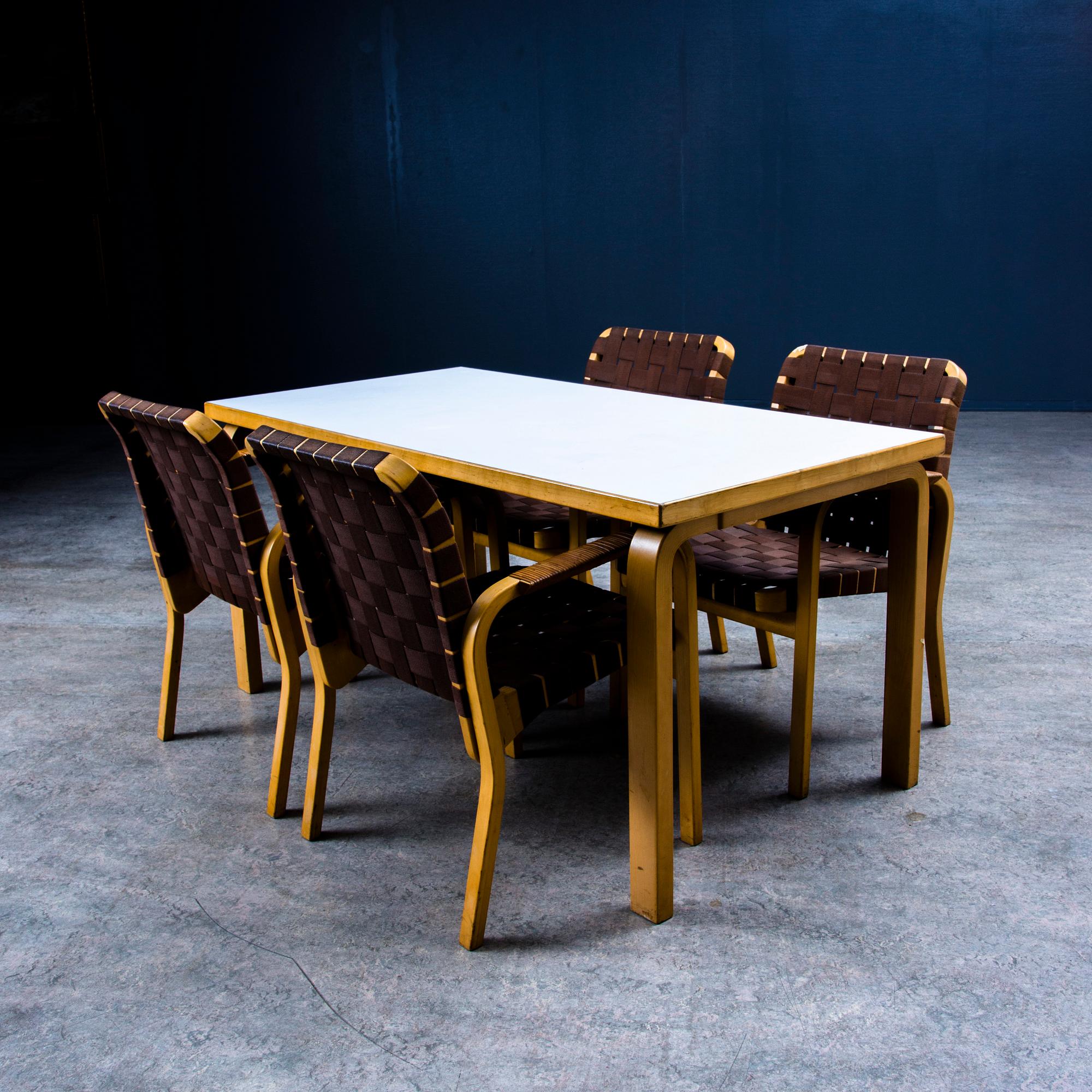 ALVAR AALTO, BORD MODELL 82 A OCH FYRA STOLAR MODELL 45. Artek 1900-talets andra hälft.