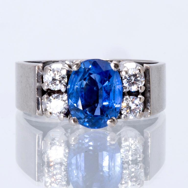 Ring 18K whitegold 1 sapphire approx 8 x 5 mm 4 brilliant-cut diamonds approx 0,30 ct, Atelier Ajour Stockholm 1980.