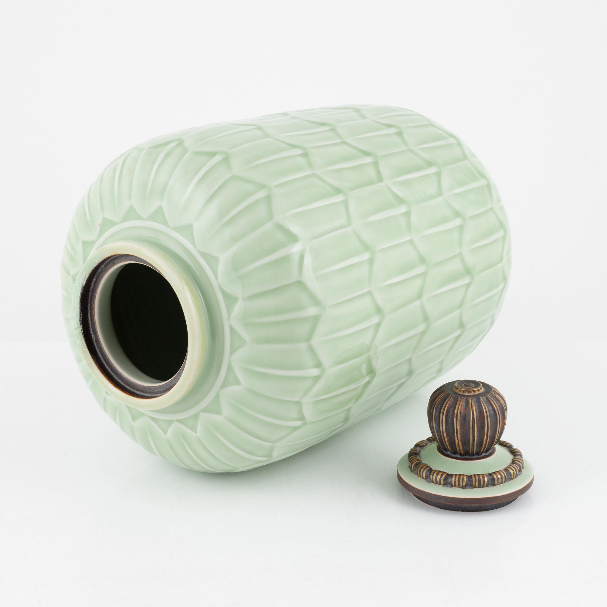 Gunnar Nylund, a porcelain jar with cover, Rörstrand 1930-40s.