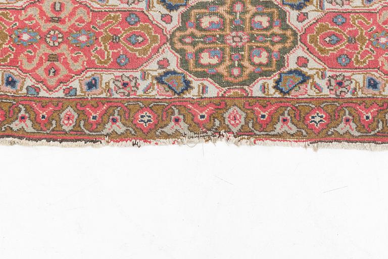 A Tabriz carpet, c. 390 x 305 cm.