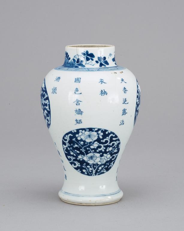 A blue and white vase, late Qing dynasty, Kangxi style.