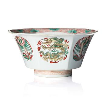 872. A famille verte octagonal 'dragon & phoenix' bowl, Qing dynasty, Kangxi mark and of the period (1662-1722).