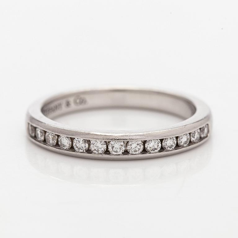Tiffany & Co, sormus, "Tiffany Setting", platinaa ja briljanttihiottuja timantteja.