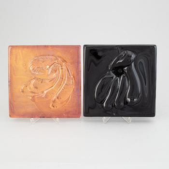 Two art glass tiles by Åsa Jungnelius for Kosta Boda, Signed.