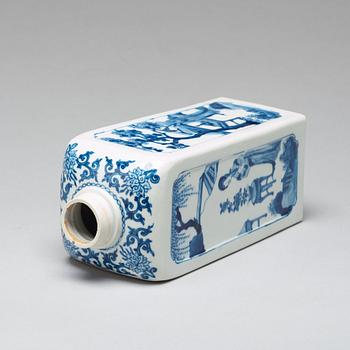 A blue and white 'gin bottle' flask, Qing dynasty, Kangxi (1662-1722).