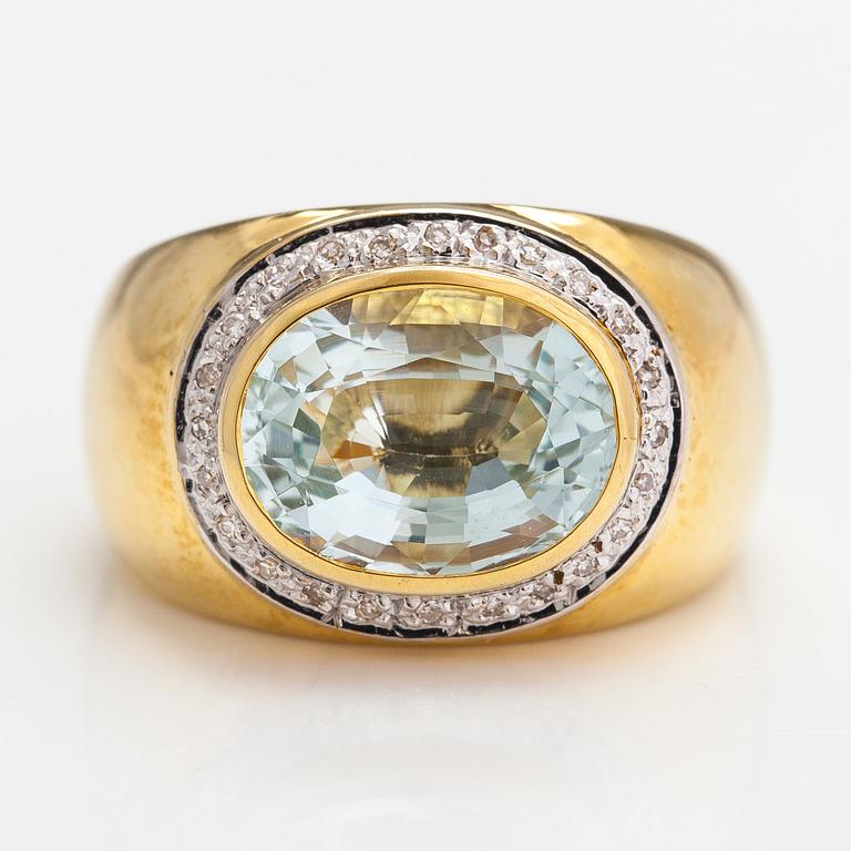 A 14K gold ring with an aquamarine and diamonds ca. 0.06 ct in total.