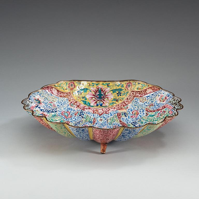 An enamel on copper basin/barbers dish, Qing dynasty, Qianlong (1736-95).