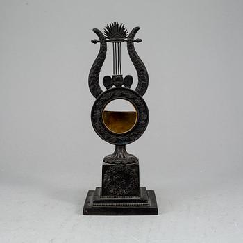 KLOCKSTÄLL, gjutjärn, troligen Berlin, ca 1820-30-tal.