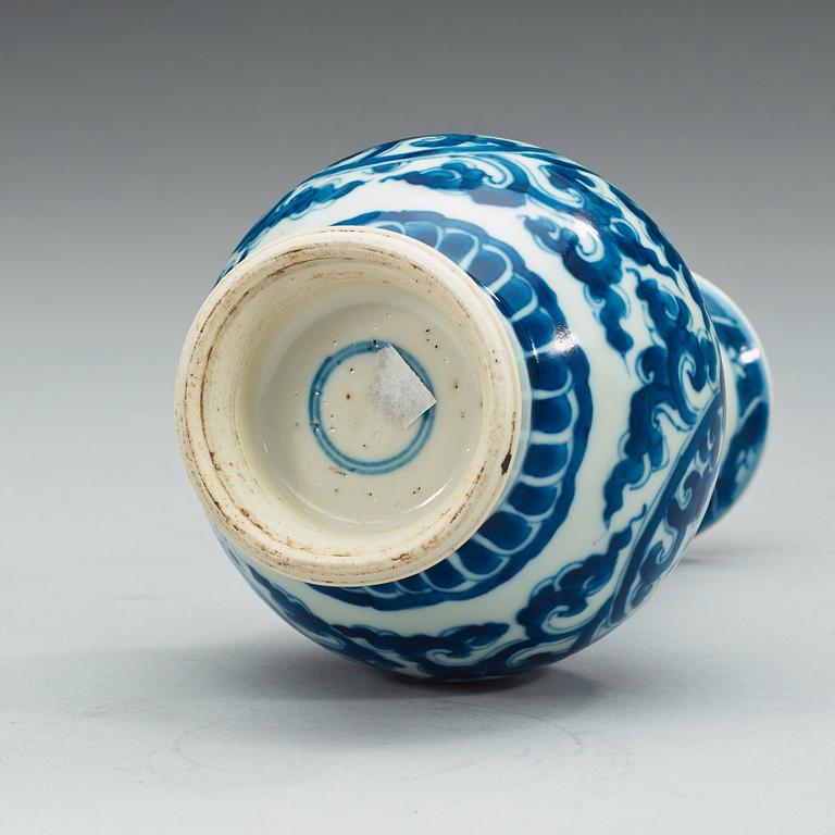 A blue and white vase, Qing dynasty, Kangxi (1662-1722).