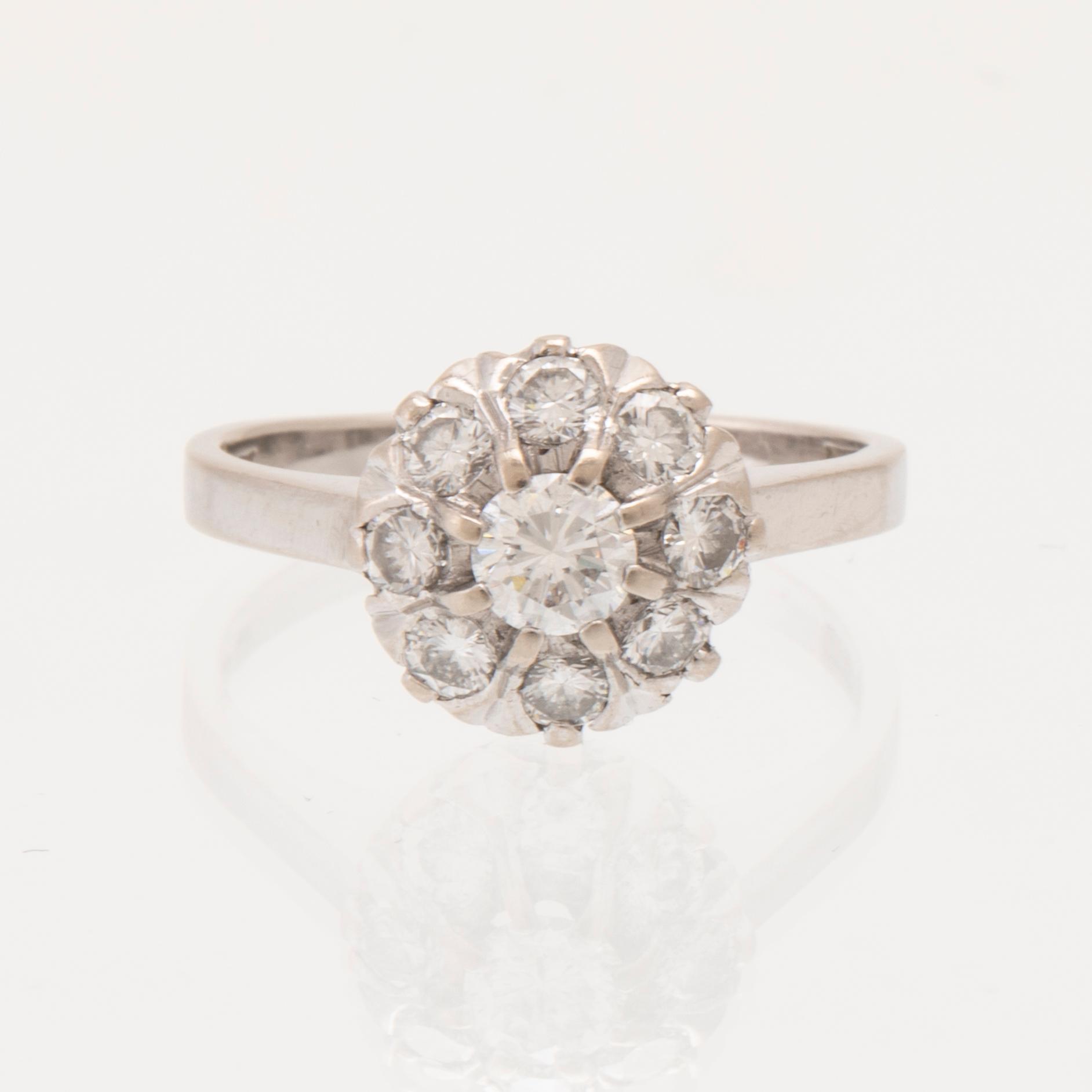 Ring 18K vitguld med runda briljantslipade diamanter.