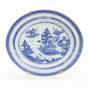 A porcelain serving dish, China, Qing dynasty, Jiaqing (1796-1820).
