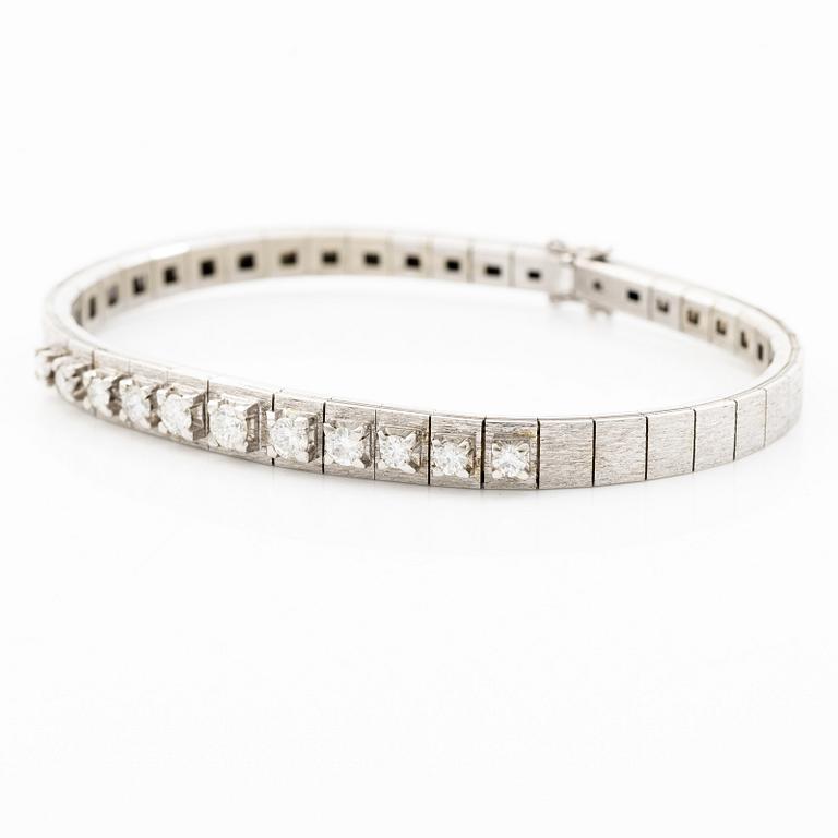 Bracelet 18K white gold with brilliant-cut diamonds.