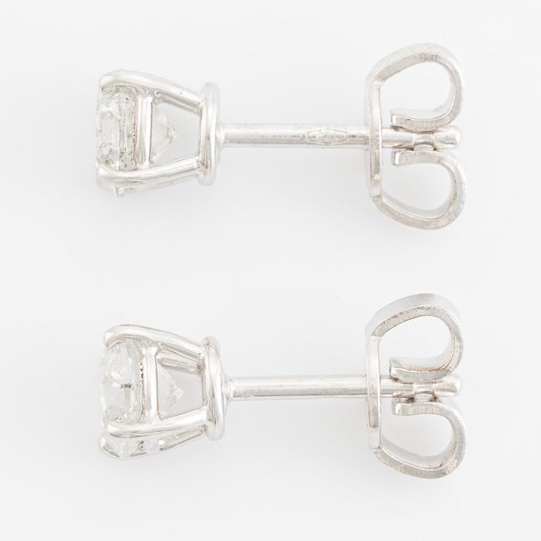Örhängen, enstensörhängen med briljantslipade diamanter.