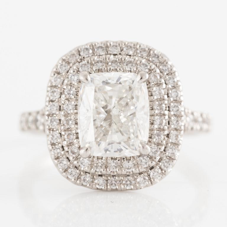 Platinum ring with a cushion-shaped brilliant-cut diamond 1.81 ct G (TW) vs 1 according to certificate.