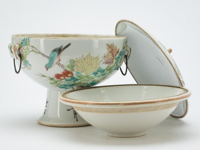 SKÅL PÅ FOT, porslin. Kina, sekelskiftet 1800/1900.