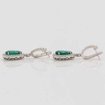 ÖRHÄNGEN med smaragder totalt 4.35 ct, briljantslipade diamanter 1.11 ct.